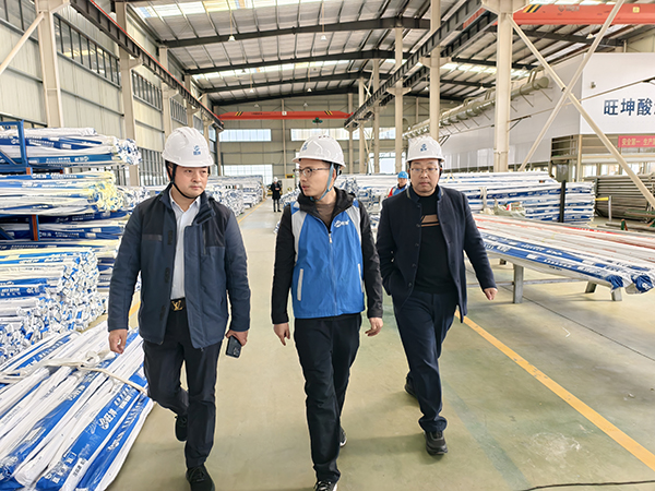 尋找實力不銹鋼管生產(chǎn)廠家？某項目領(lǐng)導(dǎo)視察旺坤工廠連連稱贊！